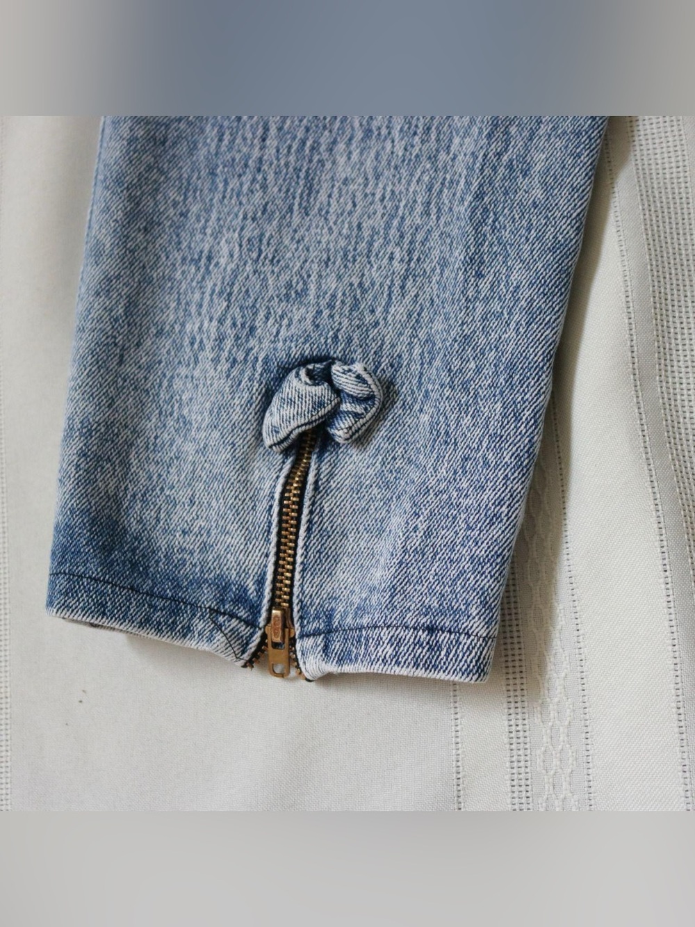 Vintage 80's style acid wash capris with bow zippers on back - Picture 7 of 8